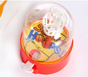 Vue macro détaillée du mini jouet de basket-ball à doigt doté d'un dôme transparent.