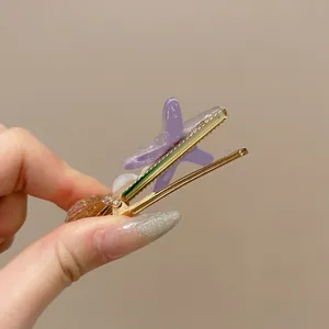 Pinza para el pelo de playa con estrella de mar morada y concha de perla en aguja dorada