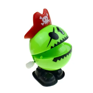 Vista laterale di un giocattolo pirata di Halloween verde a carica con cappello.