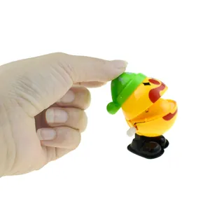 Dettaglio di un giocattolo meccanico a molla con clown e cappello verde a stelle