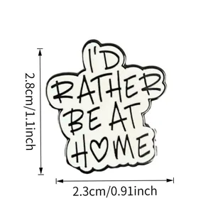 Gros plan détaillé du pin's émaillé 'I'D RATHER BE AT HOME' avec les spécifications