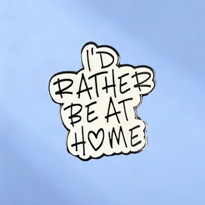 Broche en Texte I'D RATHER BE AT HOME Noir et Blanc Minimaliste Badge en Alliage d'Émail Épinglette pour Vêtements Sacs Unisexe