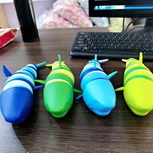 Bunte, bewegliche Hai-Zappelspielzeuge zum Stressabbau und sensorischen Spielen.