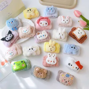 Un set colorato di polsini in morbido peluche per lavare il viso con design cartoon