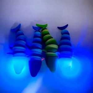 Detailaufnahme von leuchtenden Hai-Schnecken-Fidget-Toys in blauem Licht.