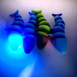 Detail von vier farbenfrohen Gelenk-Hai-Schnecken-Fidget-Toys mit blauem LED-Lichteffekt.