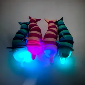 Detailansicht von vier leuchtenden, segmentierten Schneckenspielzeugen mit LED-Licht.