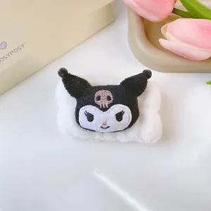 Primo piano di un simpatico polsino in peluche Kuromi bianco in morbida flanella