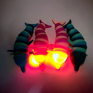 Detail von vier farbenfrohen, leuchtenden Fidget-Toys in Delfinform mit kräftigen Lichtern