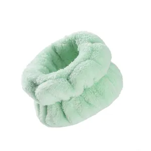 Dettaglio del morbido polsino in peluche verde menta per la cura della pelle e il lavaggio