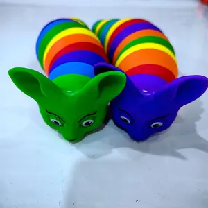 Nahaufnahme farbenfroher Regenbogen-Schnecken-Fidget-Spielzeuge zur Entspannung