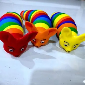 Detailansicht von drei farbenfrohen Regenbogenschnecken-Spielzeugen zur Entspannung.