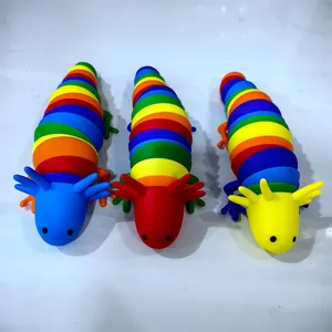 Detailansicht von drei bunten Regenbogen-Schnecken-Axolotl-Fidget-Spielzeugen zum Stressabbau