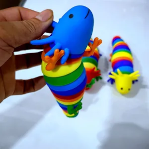 Nahaufnahme einer bunten Regenbogen-Gelenkschnecke mit flexiblen mechanischen Gelenken
