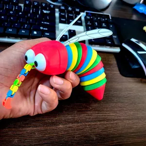 Nahaufnahme der farbenfrohen, gelenkigen Abschnitte dieses Insekten-Fidget-Spielzeugs
