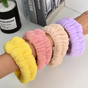 Dettaglio di quattro braccialetti in peluche intrecciati colorati per il viso