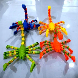 Detailansicht von vier bunten, beweglichen Skorpion-Fidget-Spielzeugen zum Stressabbau.