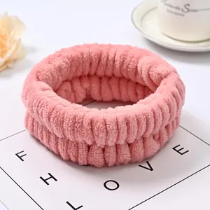 Vista dettagliata del cinturino in flanella rosa peluche con texture a fibra morbida