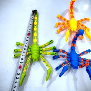 Detailansicht von buntem Gelenkskorpion-Fidget-Spielzeug mit Maßband für Größenvergleich