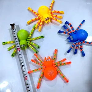 Set mit vier bunten Gelenk-Spinne-Fidget-Spielzeugen mit Maßband zur Größenangabe