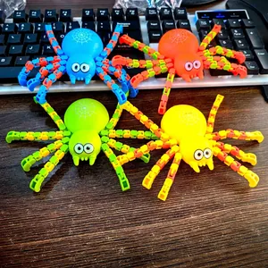 Detailansicht von vier bunten, beweglichen Spinnen-Fidget-Spielzeugen auf einem Holzschreibtisch