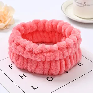 Primo piano del morbido polsino in peluche di flanella rosa per la cura del viso
