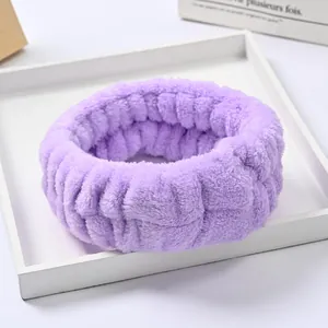 Dettaglio del morbido cinturino in peluche di flanella viola con trama a coste e comfort