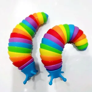 Detailansicht eines bunten, beweglichen Schnecken-Stressspielzeugs mit Regenbogen-Gliedern