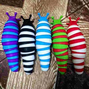 Sammlung von fünf farbenfrohen, beweglichen Fidget-Schnecken-Spielzeugen auf rustikalem Grund