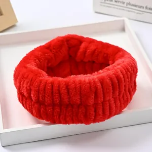 Dettaglio del polsino in peluche rosso per il lavaggio del viso con morbida trama a coste