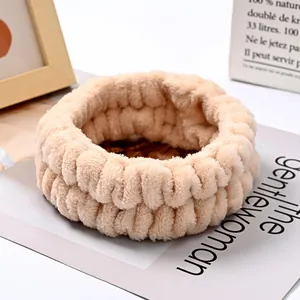 Dettaglio del polsino in morbida flanella beige per il lavaggio del viso e la skincare