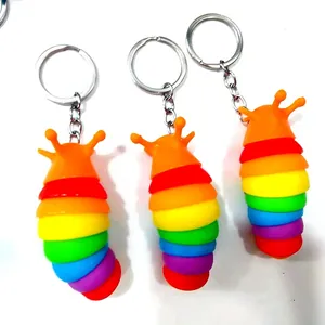Bunte bewegliche Regenbogen-Raupen-Schlüsselanhänger in der Nahaufnahme auf Weiß