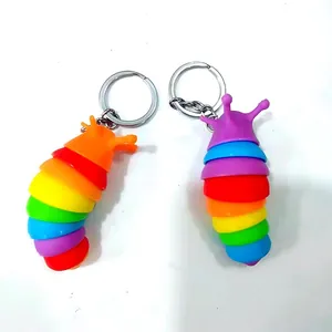 Detailansicht bunter regenbogenfarbener Glieder-Schnecke Schlüsselanhänger
