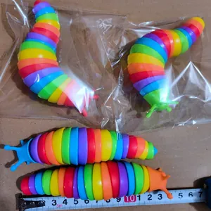 Nahaufnahme des bunten Regenbogen-Gliedertier-Spielzeugs mit Maßband zur Größenbestimmung