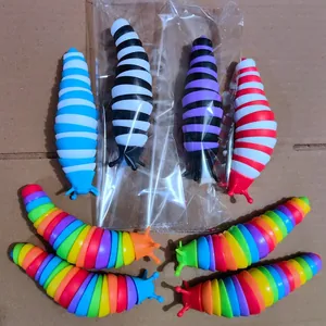 Bunte, artikulierte Schnecken-Fidget-Spielzeuge in Regenbogen- und Streifenmustern.