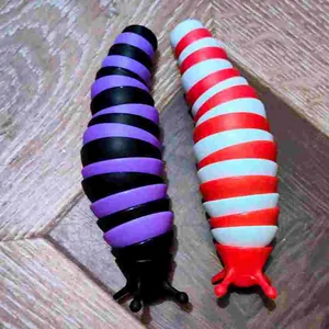 Nahaufnahme von zwei farbigen Gelenkschnecken-Fidget-Toys mit Streifen auf Holztextur
