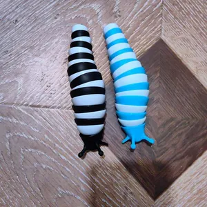Detailansicht von zwei beweglichen Schnecken-Fidget-Spielzeugen in Blau/Weiß und Schwarz/Weiß.
