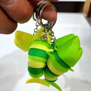 Nahaufnahme von beweglichen Hai-Fidget-Spielzeug-Schlüsselanhängern in Gelb-Grün