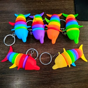 Set mit sechs bunten Regenbogen-Delfin-Fidget-Spielzeug-Schlüsselanhängern auf Tisch