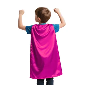 Vista trasera de una capa de superhéroe magenta brillante para disfraces infantiles