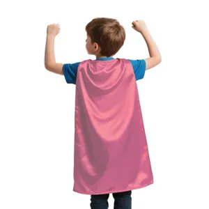 Vista trasera de un niño con capa de superhéroe rosa brillante para disfraces escolares