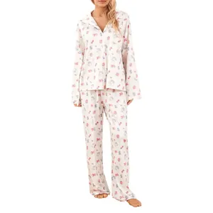 Ensemble de pyjama boutonné à imprimé floral et fruité pour femme sur fond blanc