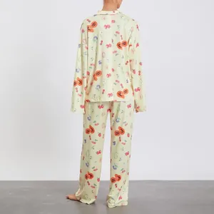Vue arrière d'un ensemble de pyjama crème avec des motifs vibrants de fleurs et de fruits