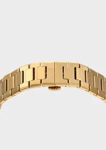Détail du bracelet de montre en acier inoxydable doré avec maillons polis et boucle