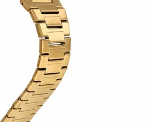 Vue macro détaillée montrant les maillons du bracelet de montre en acier doré poli