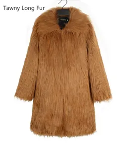 Vista dettagliata della pelliccia sintetica a pelo lungo su questo cappotto invernale da uomo