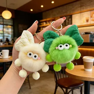 Dettaglio di simpatici portachiavi in peluche a forma di folletto con fiocchi al caffè
