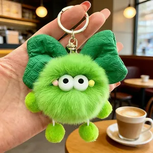 Dettaglio macro di un simpatico portachiavi in peluche elfo verde con un grande fiocco