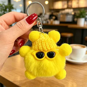 Dettaglio di un simpatico portachiavi a forma di orsetto giallo con occhiali