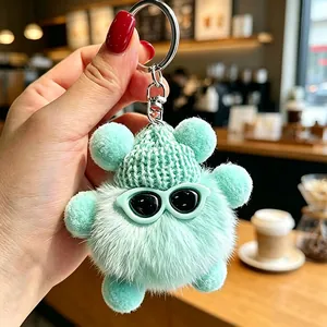 Dettaglio di un portachiavi in peluche spirito del carbone verde menta con cappello.